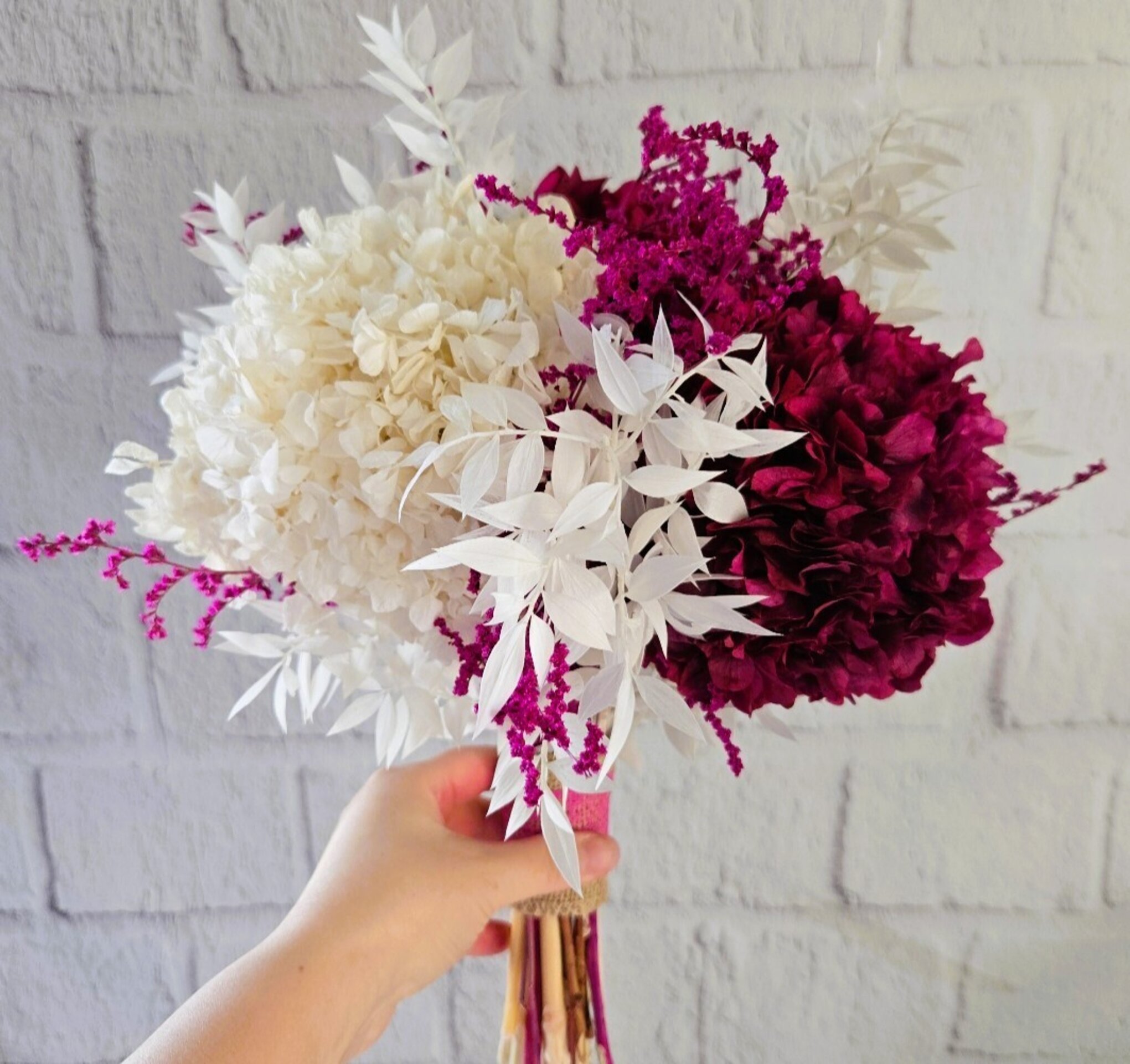 Ramo de novia Moderno  con Hortensias Preservadas en  Blanco y Magenta - 2