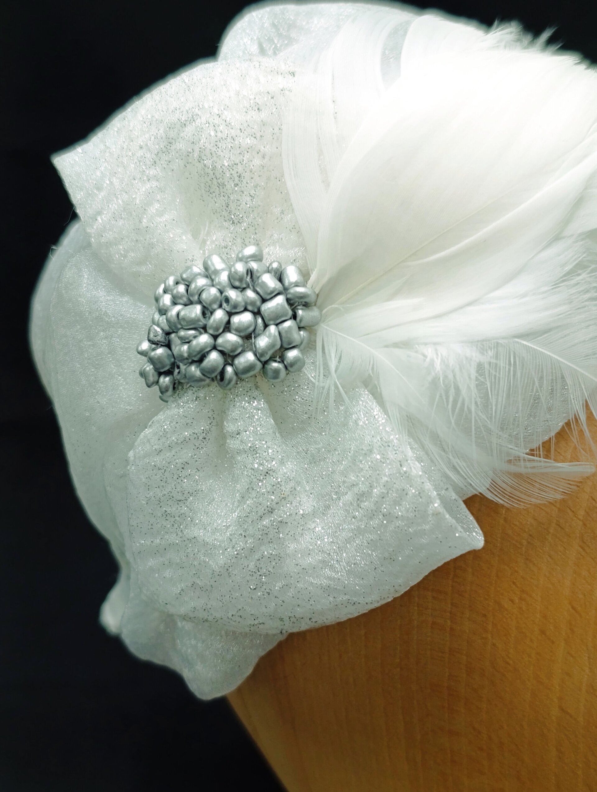 Tocado Diadema Janet con Plumas Hecho a Mano - 8