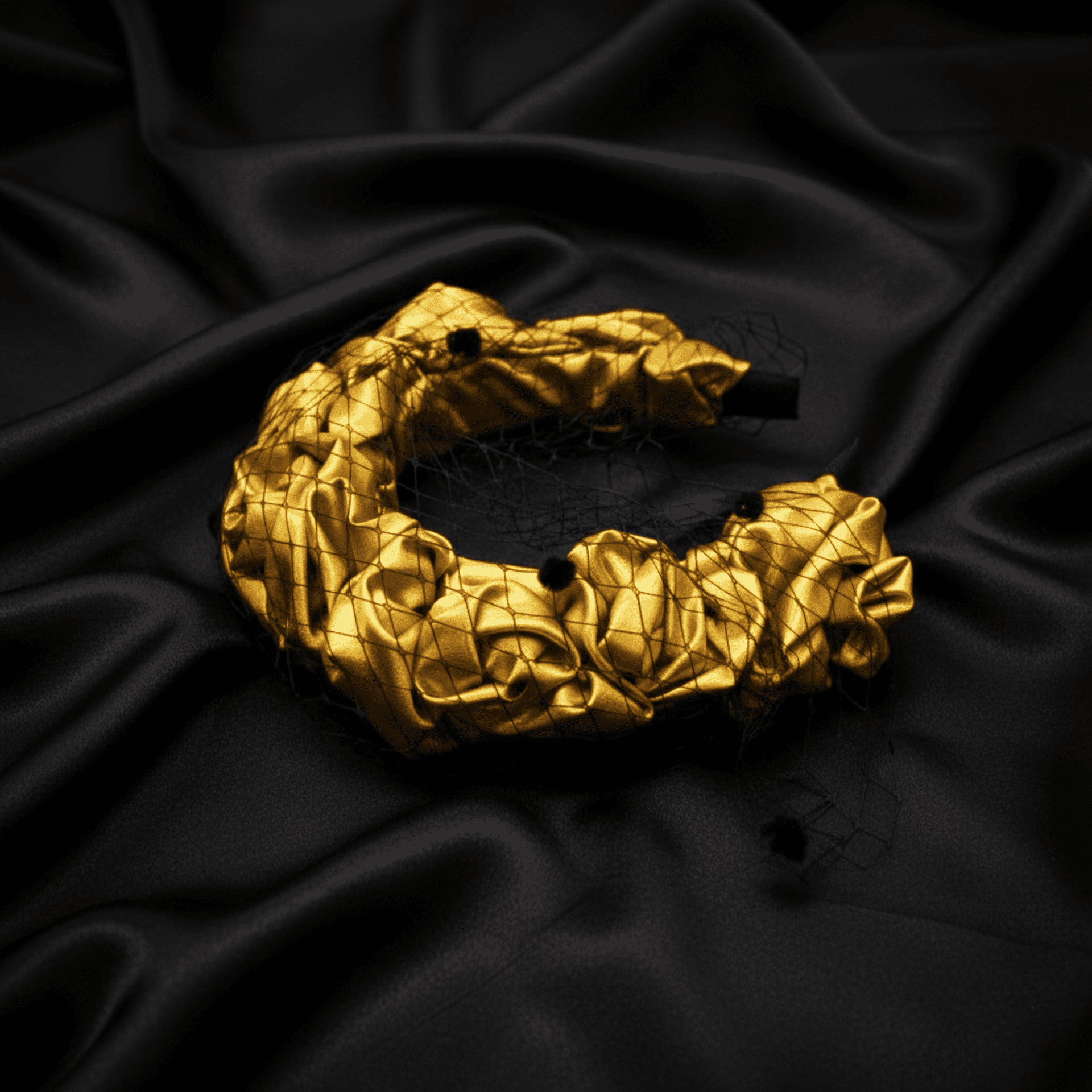 Corona Tocado Frida Hecha a Mano con Velo Rejilla - 5