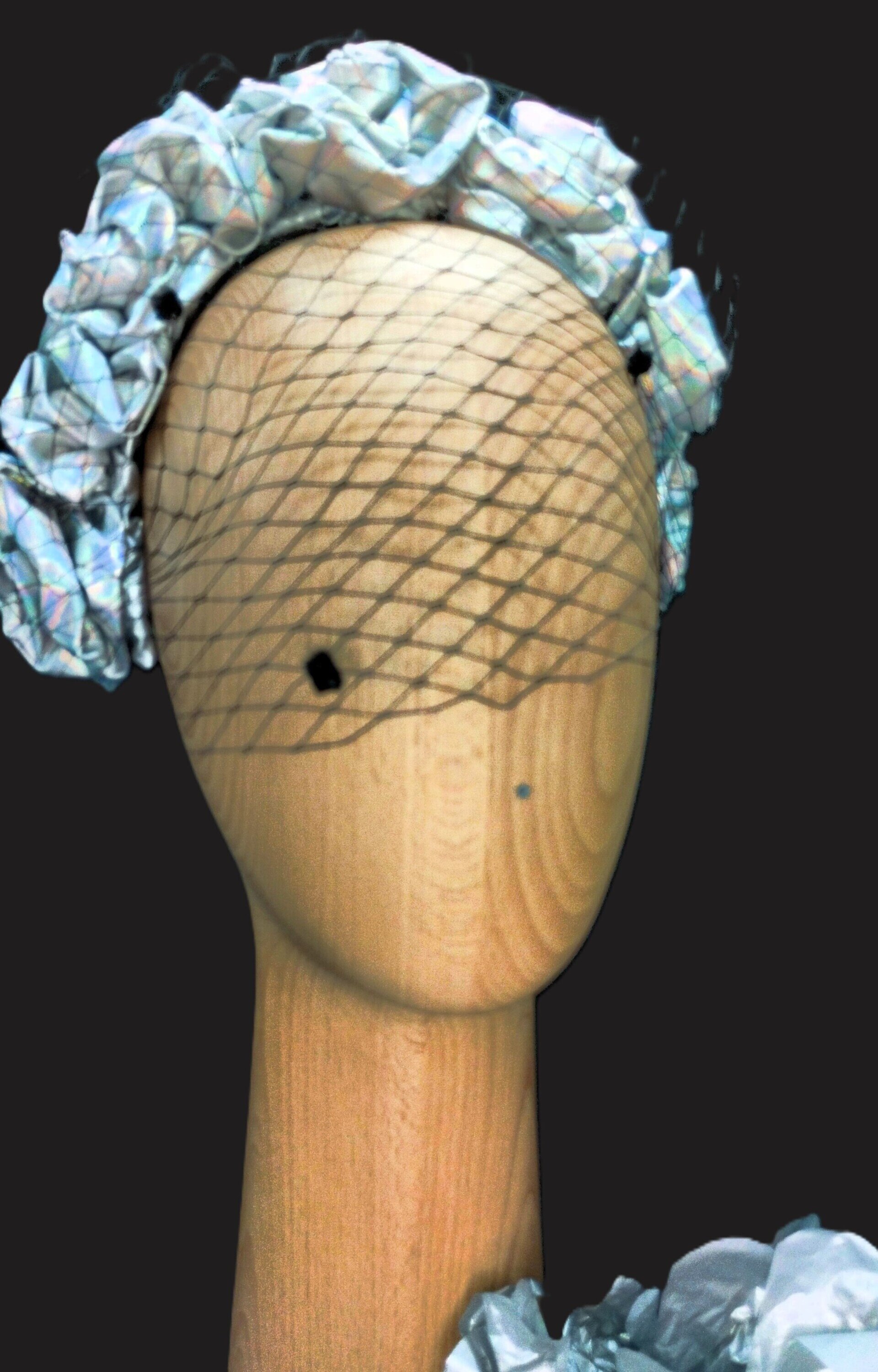 Corona Tocado Frida Hecha a Mano con Velo Rejilla - 6