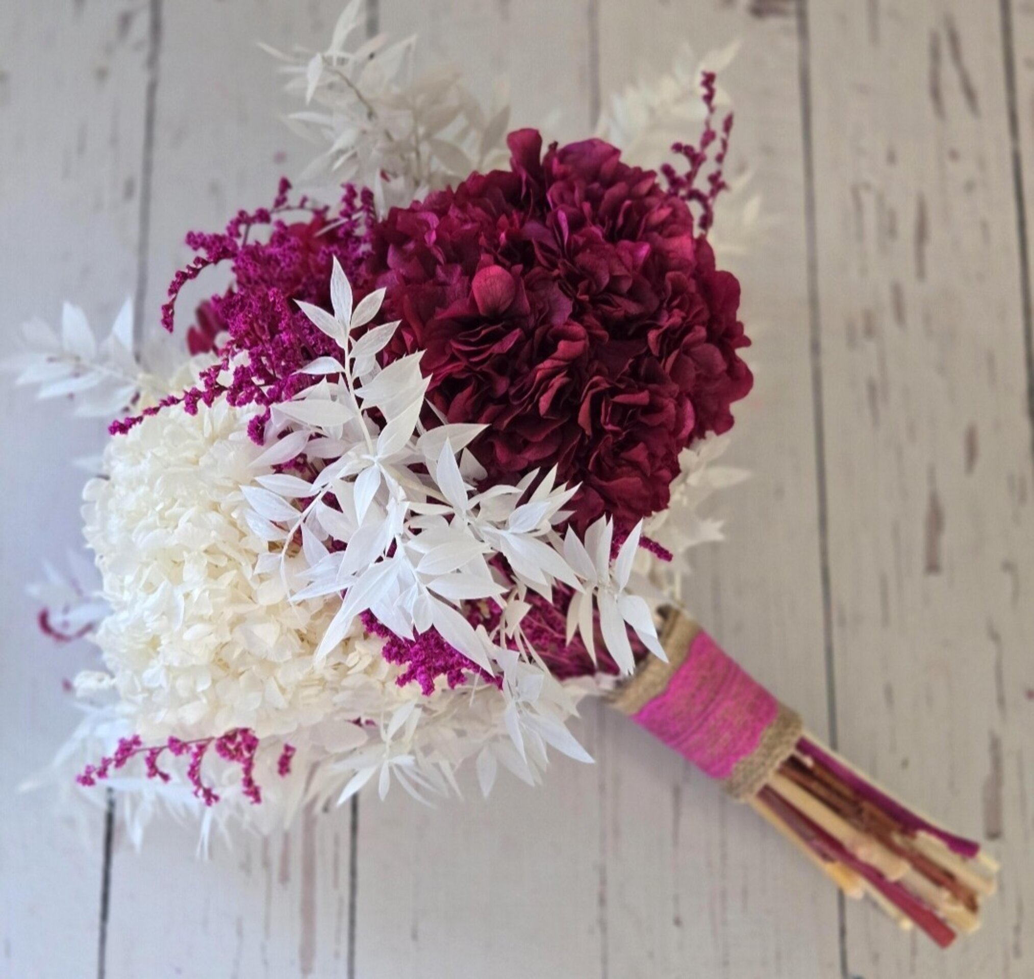 Ramo de novia Moderno  con Hortensias Preservadas en  Blanco y Magenta - 4