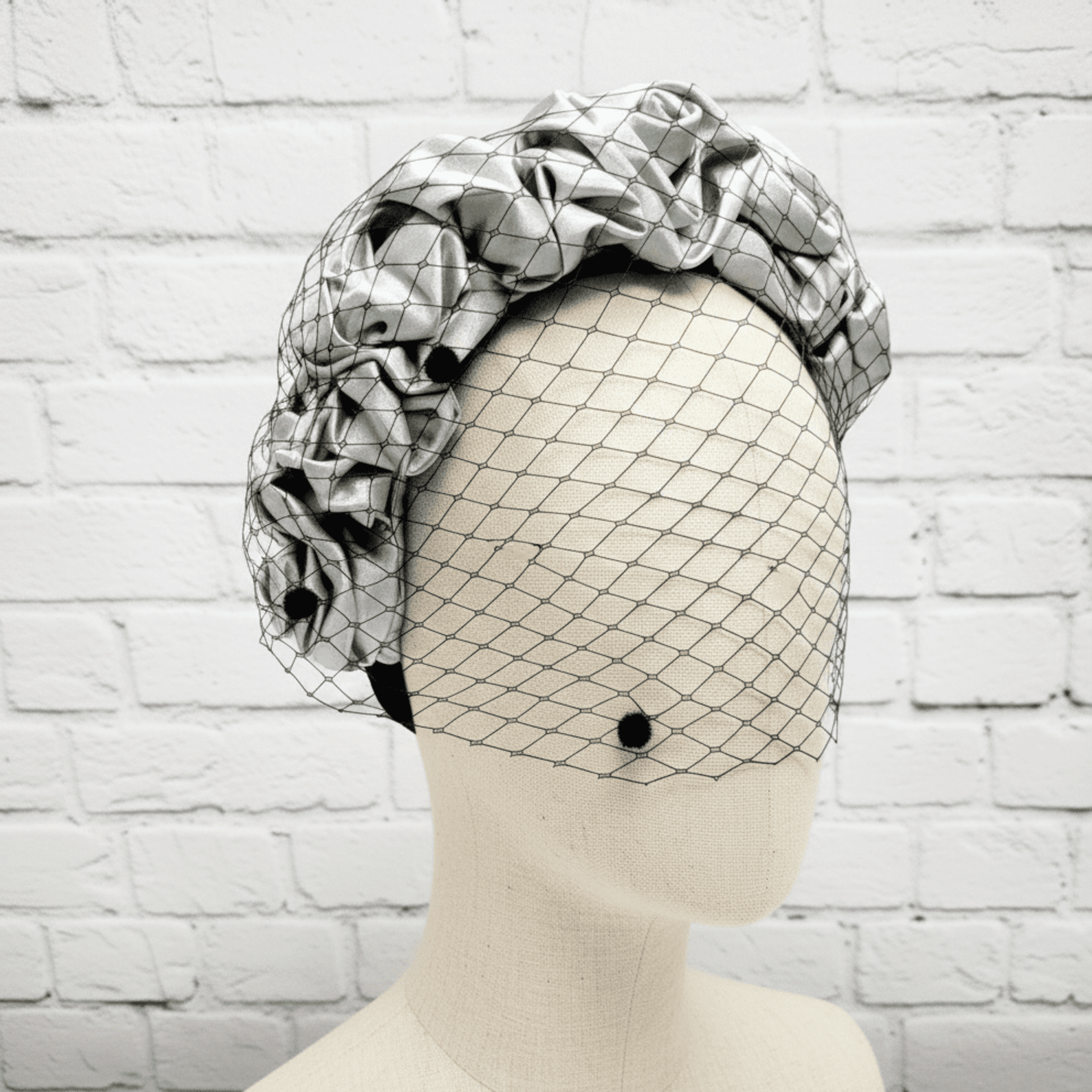 Corona Tocado Frida Hecha a Mano con Velo Rejilla - 7